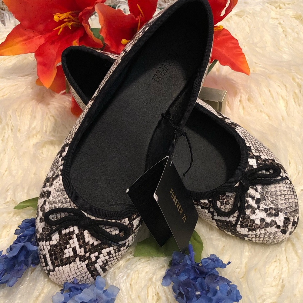 Women’s ballet flat print pattern